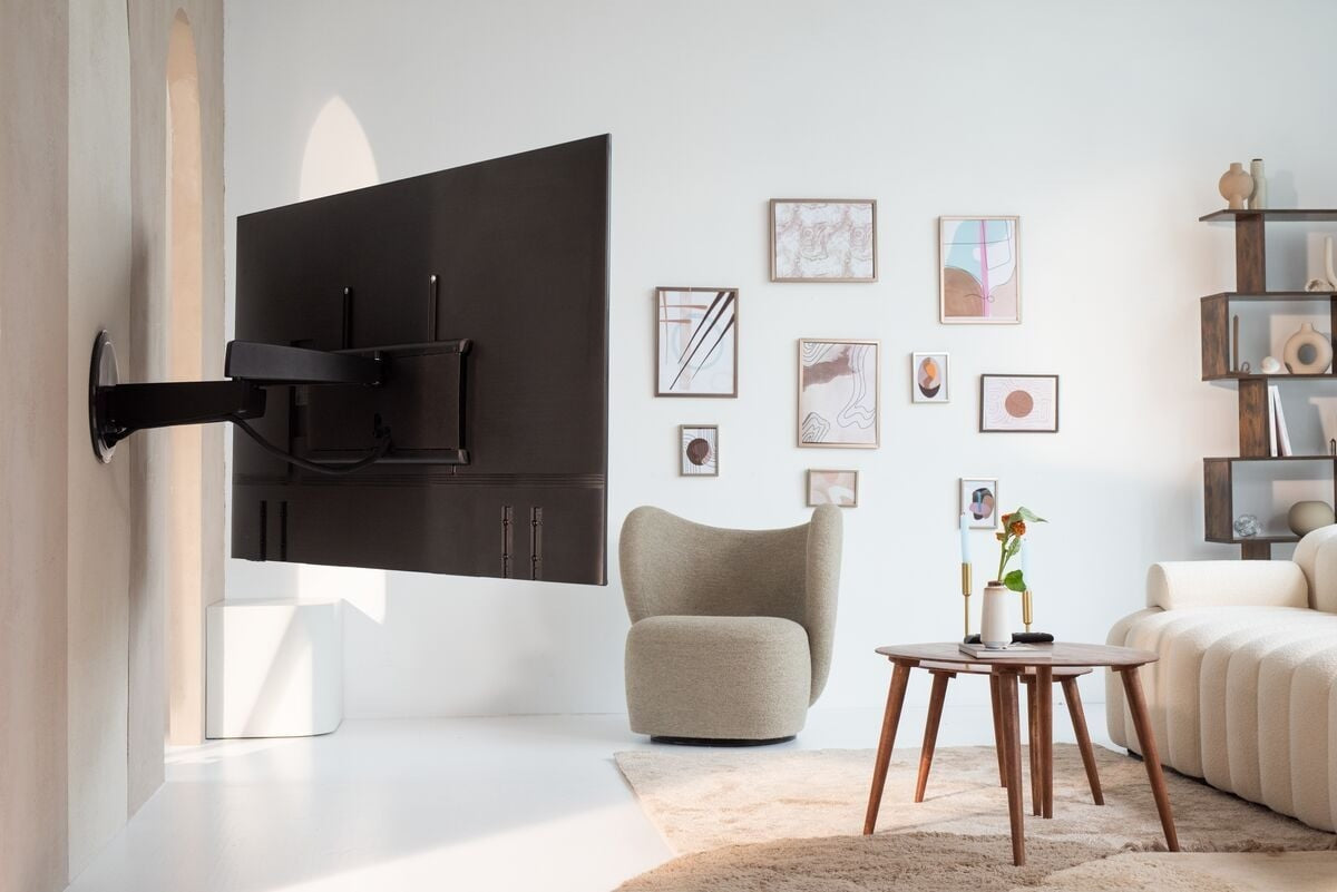 Vogel's TVM 7675 mount lifestyle view
